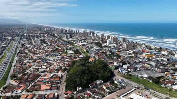 Sao Paulo Brezilya 'daki Itanhaem' de Central Beach. Sahil Skyline. Şehir merkezindeki şehir manzarası. Yaz Gezisi. Sao Paulo Brezilya 'daki Itanhaem' de Central Beach. Deniz Burnu Sahnesi.