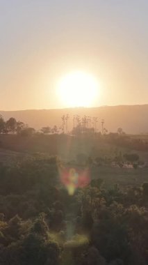Sunset Skyline Yeşil Vadi Dağları 'nda. Kırsal Yaşam Sahnesi. Günbatımı Kırsal Manzarası. Altın Saat Günbatımı Manzarası. Renkli Günbatımı Gökyüzü Bulutları.