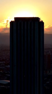 Cundinamarca Kolombiya 'daki Bogota' da Sunset Skyline Bogota Skyline. Şirket Binası Peyzajı. Aydınlatılmış gökdelen. Bogota Cundinamarca Kolombiya 'da. Trafik Şehir Manzarası. Şehir Merkezi Manzarası.