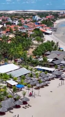 Piaui Brezilya 'daki Luis Correia' da Coqueiro Plajı. Plaj manzarası. Doğa Deniz Burnu. Seyahat güzergahı. Piaui Brezilya 'daki Luis Correia' da Coqueiro Plajı. Turkuaz Su.