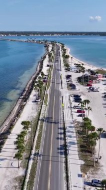 Florida, Clearwater 'daki Causeway Bulvarı. Doğa manzarası. Highway Yolu. Waterfront Sahil Parkı. Florida 'da Clearwater' da Causeway Bulvarı.