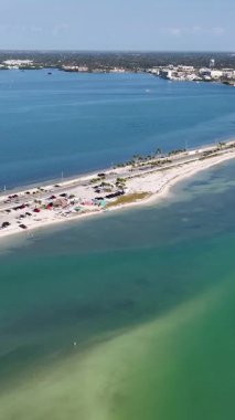 Florida 'daki Clearwater Köprüsü' nde. Plaj manzarası. Coastal Yolu. Rıhtım otoyolu. Florida 'daki Clearwater Köprüsü..