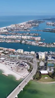 Clearwater Skyline, Florida 'da, ABD' de. Plaj manzarası. Şehir merkezinde. Çarpıcı şehir manzarası. Clearwater Skyline, Florida 'da, ABD' de. Sis Sabahı.