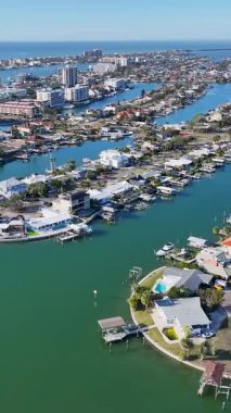 Clearwater Skyline, Florida 'da, ABD' de. Şehir Plajı. Bay Water Sahnesi. Şehir merkezinde. Clearwater Skyline, Florida 'da, ABD' de. Huzurlu Manzara.