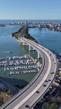 Clearwater Skyline, Florida 'da, ABD' de. Şehir Plajı. Bay Water Sahnesi. Şehir merkezinde. Clearwater Skyline, Florida 'da, ABD' de. Huzurlu Manzara.