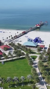 Clearwater Skyline, Florida 'da, ABD' de. Plaj manzarası. Şehir merkezinde. Çarpıcı şehir manzarası. Clearwater Skyline, Florida 'da, ABD' de. Sis Sabahı.