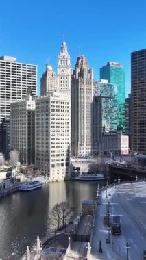 Chicago Riverwalk, Chicago, Illinois, ABD. Highrise Binaları Sahnesi. Metropolitan Şehri. Illinois 'de Chicago Sahil Yolu. Chicago şehir merkezi. Şehir Gökyüzü Görünümü.