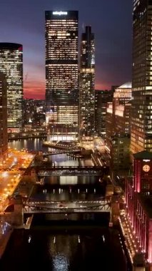 Chicago 'da günbatımı Chicago Skyline Illinois ABD' de. Şehir merkezinde aydınlandı. Sunset City Peyzajı. Chicago Illinois Birleşik Devletleri 'nde. Chicago Şehri Bölgesi. Şehir Skyline Sahnesi.