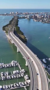 Clearwater Skyline, Florida 'da, ABD' de. Şehir Plajı. Bay Water Sahnesi. Şehir merkezinde. Clearwater Skyline, Florida 'da, ABD' de. Huzurlu Manzara.