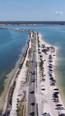 Florida, Clearwater 'daki Causeway Bulvarı. Doğa manzarası. Highway Yolu. Waterfront Sahil Parkı. Florida 'da Clearwater' da Causeway Bulvarı.