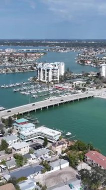 St. Pete Plajı, St. Petersburg, Florida Birleşik Devletleri. Plaj manzarası. Denizcilik geçmişi. Çarpıcı şehir manzarası. St. Pete Plajı, St. Petersburg, Florida Birleşik Devletleri. Doğa Panoramik.