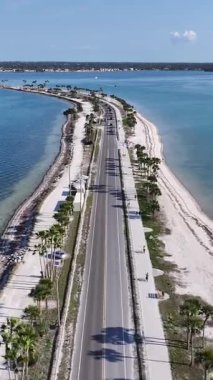 Florida, Clearwater 'daki balayı parkı. Plaj manzarası. Freeway Yolu. Seyahat güzergahı. Florida 'daki Clearwater' da Balayı Eyalet Parkı.