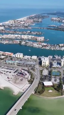 Clearwater Skyline, Florida 'da, ABD' de. Plaj manzarası. Şehir merkezinde. Çarpıcı şehir manzarası. Clearwater Skyline, Florida 'da, ABD' de. Sis Sabahı.