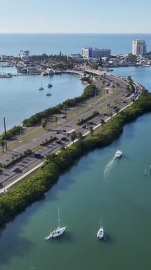 Clearwater Skyline, Florida 'da, ABD' de. Şehir Plajı. Bay Water Sahnesi. Şehir merkezinde. Clearwater Skyline, Florida 'da, ABD' de. Huzurlu Manzara.