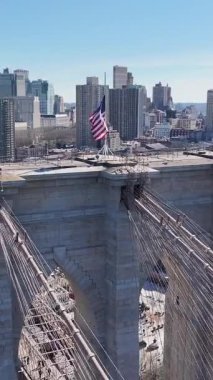 New York 'ta, Manhattan' da Brooklyn Skyline. Highrise Binaları Sahnesi. Brooklyn Köprüsü Peyzajı. New York 'ta Brooklyn Skyline. Trafik Arkaplanı.