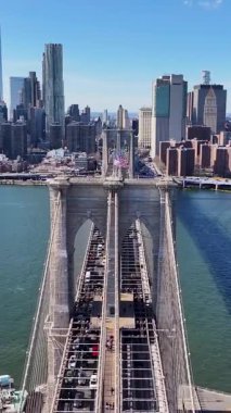 New York 'ta Manhattan' daki Brooklyn Köprüsü. Highrise Binaları Sahnesi. Manhattan Köprüsü Peyzajı. New York 'taki Brooklyn Köprüsü. Şehir Merkezi Şehir Manzarası.