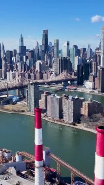 Roosevelt Adası New York 'ta Manhattan' da. Fabrika bacası. Güzel şehir manzarası. New York 'taki Roosevelt Adası. Yüksek Binalar Manzarası.