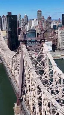 New York 'ta Manhattan' daki Queensboro Köprüsü. Freeway Yolu Sahnesi. Güzel şehir manzarası. New York 'taki Queensboro Köprüsü. Yüksek Binalar Manzarası.