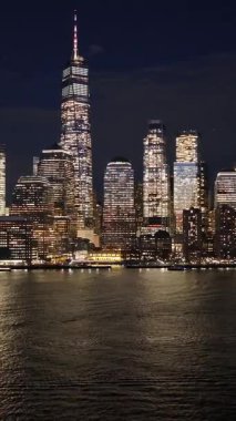 New York, New York Skyline 'ın New York' taki gece silueti. Gece Şehri Peyzajı. Finans Bölgesi. New York Skyline, New York Birleşik Devletleri. Yüksek Binalar Manzarası.