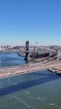 New York 'ta Manhattan' daki Brooklyn Köprüsü. Highrise Binaları Sahnesi. Manhattan Köprüsü Peyzajı. New York 'taki Brooklyn Köprüsü. Şehir Merkezi Şehir Manzarası.