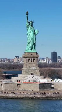 New York 'ta Manhattan' daki Özgürlük Heykeli. Hudson Nehri. New York Limanı Sahnesi. New York 'taki Özgürlük Heykeli. Tekne Yelken Arkaplanı.