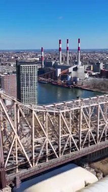 New York 'ta Manhattan' daki Queensboro Köprüsü. Baca Sahnesi Üretiyorum. Şehir manzarası trafiği. New York 'taki Queensboro Köprüsü. Yüksek Binalar Manzarası.