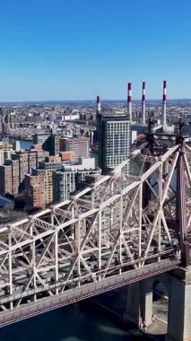 New York 'ta Manhattan' daki Queensboro Köprüsü. Freeway Yolu Sahnesi. Güzel şehir manzarası. New York 'taki Queensboro Köprüsü. Yüksek Binalar Manzarası.