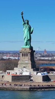 New York 'ta, Manhattan' da Özgürlük Heykeli. Özgürlük Adası. New York Limanı Sahnesi. New York 'ta Özgürlük Anıtı. Tekne Yelkenli Sahnesi.