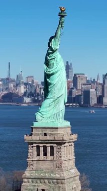 New York 'ta Manhattan' daki Özgürlük Heykeli. Hudson Nehri. New York Limanı Sahnesi. New York 'taki Özgürlük Heykeli. Tekne Yelken Arkaplanı.