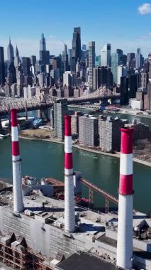 New York Skyline New York 'ta Manhattan' da. Highrise Binaları Peyzajı. Fabrika bacası. New York Skyline, New York Birleşik Devletleri. Şehir merkezinde..