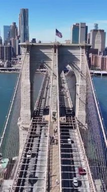 New York 'ta Manhattan' daki Brooklyn Köprüsü. Highrise Binaları Sahnesi. Kablo Köprüsü Manzarası. New York 'taki Brooklyn Köprüsü. Şehir Merkezi Şehir Manzarası.