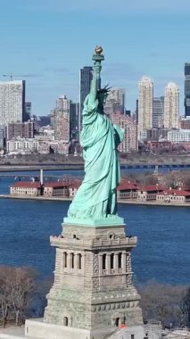 New York Skyline New York 'ta Manhattan' da. Özgürlük Anıtı Sahnesi. Şehir merkezinde. New York Skyline, New York Birleşik Devletleri. Çarpıcı Şehir Manzarası.