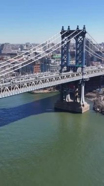 Manhattan Köprüsü New York 'ta. Highrise Binaları Sahnesi. Kablo Köprüsü Manzarası. New York 'taki Manhattan Köprüsü. Otoyol Arkaplanı.