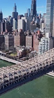 New York Skyline New York 'ta Manhattan' da. Queensboro Köprüsü Sahnesi. Çarpıcı şehir manzarası. New York Skyline, New York Birleşik Devletleri. Yüksek Binalar Manzarası.