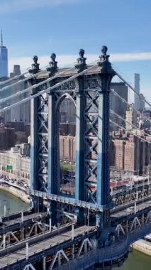 Manhattan Köprüsü New York 'ta. Highrise Binaları Sahnesi. Kablo Köprüsü Manzarası. New York 'taki Manhattan Köprüsü. Otoyol Arkaplanı.