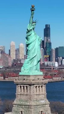 New York 'ta, Manhattan' da Özgürlük Heykeli. Özgürlük Adası. New York Limanı Sahnesi. New York 'ta Özgürlük Anıtı. Tekne Yelkenli Sahnesi.