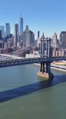Manhattan Köprüsü New York 'ta. Highrise Binaları Sahnesi. Brooklyn Köprüsü Peyzajı. New York 'taki Manhattan Köprüsü. Otoyol Yolu Arkaplanı.
