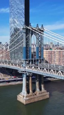 Manhattan Köprüsü New York 'ta. Highrise Binaları Sahnesi. Kablo Köprüsü Manzarası. New York 'taki Manhattan Köprüsü. Otoyol Arkaplanı.