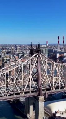 New York 'ta Manhattan' daki Queensboro Köprüsü. Freeway Yolu Sahnesi. Güzel şehir manzarası. New York 'taki Queensboro Köprüsü. Yüksek Binalar Manzarası.