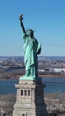 New York 'ta, Manhattan' da Özgürlük Heykeli. Liberty State Parkı. New York şehir merkezi. New York 'ta Özgürlük Anıtı. Tekne Yelkenli Sahnesi.