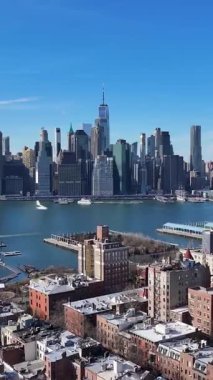 New York Skyline New York 'ta Manhattan' da. Highrise Binaları Sahnesi. Brooklyn Köprüsü Peyzajı. New York Skyline, New York Birleşik Devletleri. Trafik Arkaplanı.