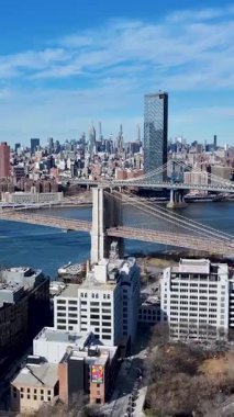 New York 'un merkezinde, New York' ta, Manhattan 'da. Highrise Binaları Sahnesi. Brooklyn Köprüsü Peyzajı. New York 'un merkezinde, New York' ta. Trafik Arkaplanı.