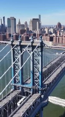 Manhattan Köprüsü New York 'ta. Highrise Binaları Sahnesi. Kablo Köprüsü Manzarası. New York 'taki Manhattan Köprüsü. Otoyol Arkaplanı.