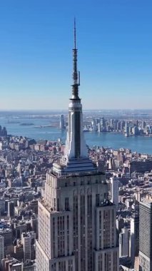 New York 'ta Manhattan' daki Empire State Binası. Şehir merkezinde göz kamaştırıcı. Turizm Tarihi Yer. New York 'taki Empire State Binası. Yükseklik Binaları.