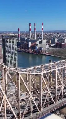 New York 'ta Manhattan' daki Queensboro Köprüsü. Demir Köprü Sahnesi. Şehir manzarası trafiği. New York 'taki Queensboro Köprüsü. Yüksek Binalar Manzarası.