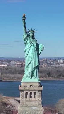 New York 'ta, Manhattan' da Özgürlük Heykeli. Liberty State Parkı. New York şehir merkezi. New York 'ta Özgürlük Anıtı. Tekne Yelkenli Sahnesi.