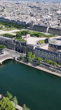 Paris Skyline Fransa 'daki Paris Ile De France' da. Louvre Piramidi. Louvre Müzesi Sahnesi. Paris Skyline, Fransa 'nın Ile de France şehrinde. Güzel Atlıkarınca. Turizm Tarihi Yer.