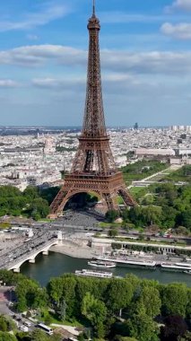 Paris Skyline Fransa 'daki Paris Adası' nda. Yüksek Eyfel Kulesi. Şehir merkezindeki şehir manzarası. Paris Skyline Fransa 'daki Paris Adası' nda. Seine River Skyline 'da. Metropolitan Bölgesi Hava Görünümü.