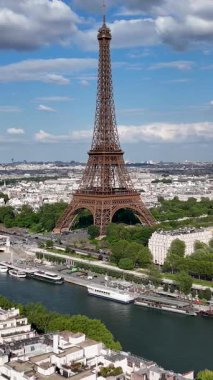 Paris Skyline Fransa 'daki Paris Adası' nda. Yüksek Eyfel Kulesi. Şehir merkezindeki şehir manzarası. Paris Skyline Fransa 'daki Paris Adası' nda. Seine River Skyline 'da. Metropolitan Bölgesi Hava Görünümü.