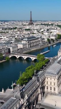 Paris Skyline Fransa 'daki Paris Ile De France' da. Louvre Piramidi. Louvre Müzesi Sahnesi. Paris Skyline, Fransa 'nın Ile de France şehrinde. Güzel Atlıkarınca. Turizm Tarihi Yer.